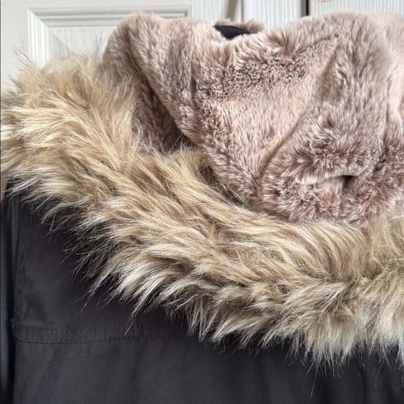 Hollister Heritage Collection Coat with Cream Fur Lining - Picture 5 of 7